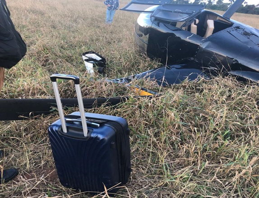 P.M. apreende mala com Meio Milhão de Reais, ao lado de helicóptero acidentado no Paraná.