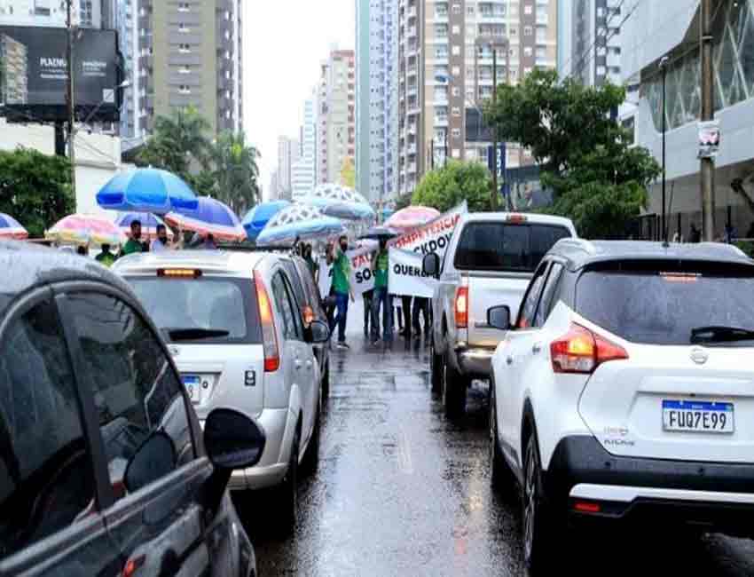 Fiscais lacram Havan pela segunda vez e gerente manda funcionários interditarem avenida.